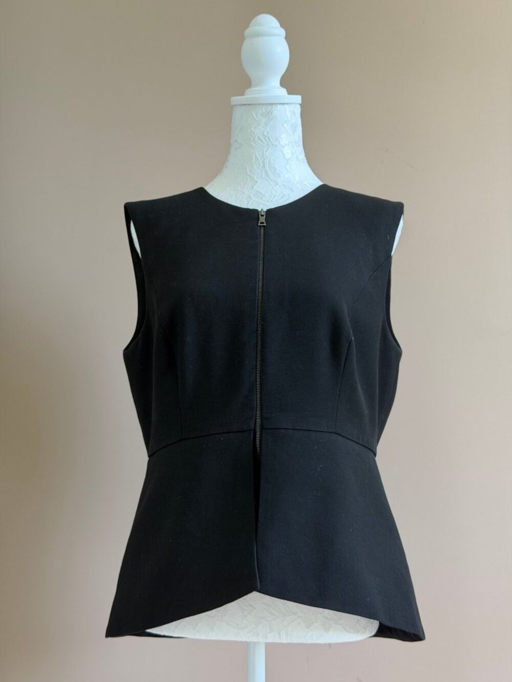 A BCBGMAXAZRIA black top with a front zipper Size L